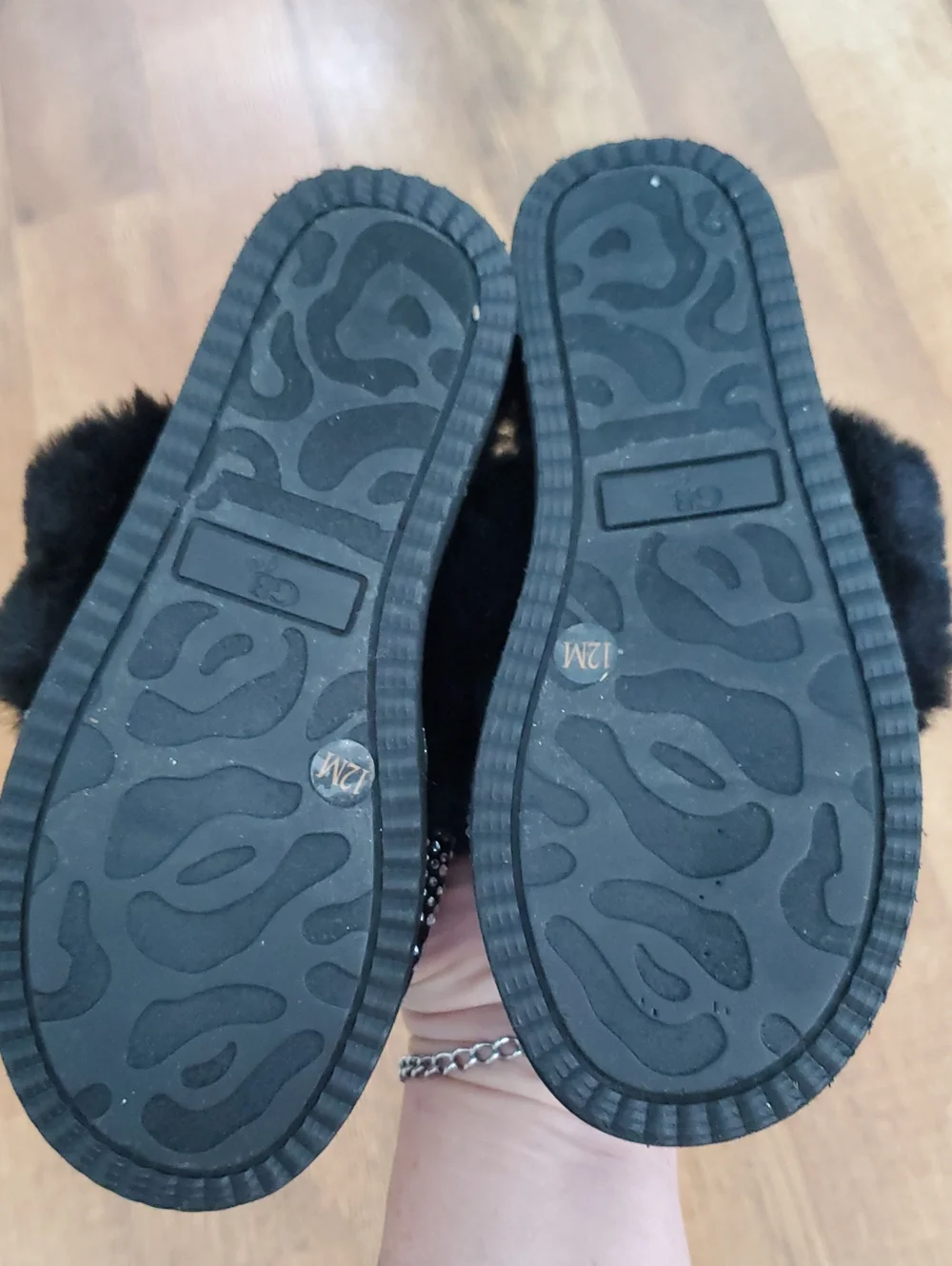 Gianni Bini ComfieeTwo Embellished Rhinestone Bow Faux Fur Slippers in black 12M